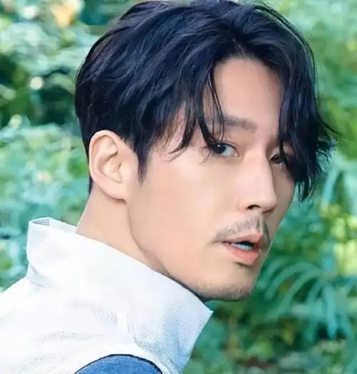 因为越来越多的男艺人也开始蓄起了长发,就像 2020 年时,我们 金宇彬