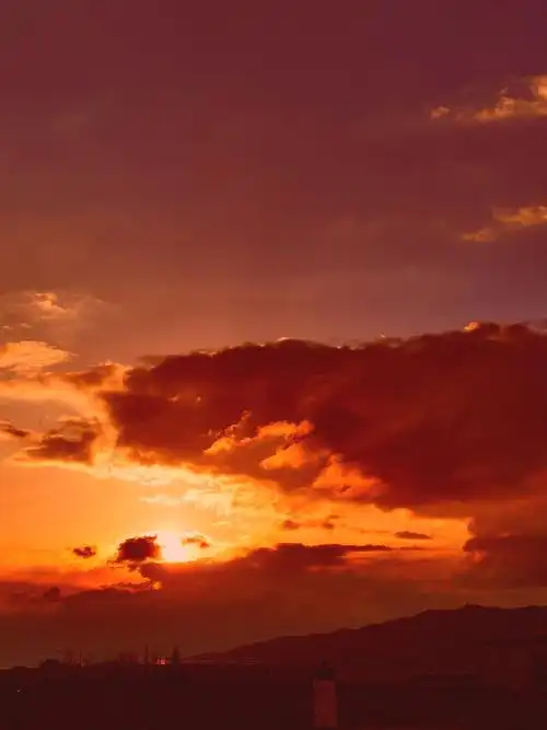 红霞渐浓城市天空晚霞云彩红色弥漫