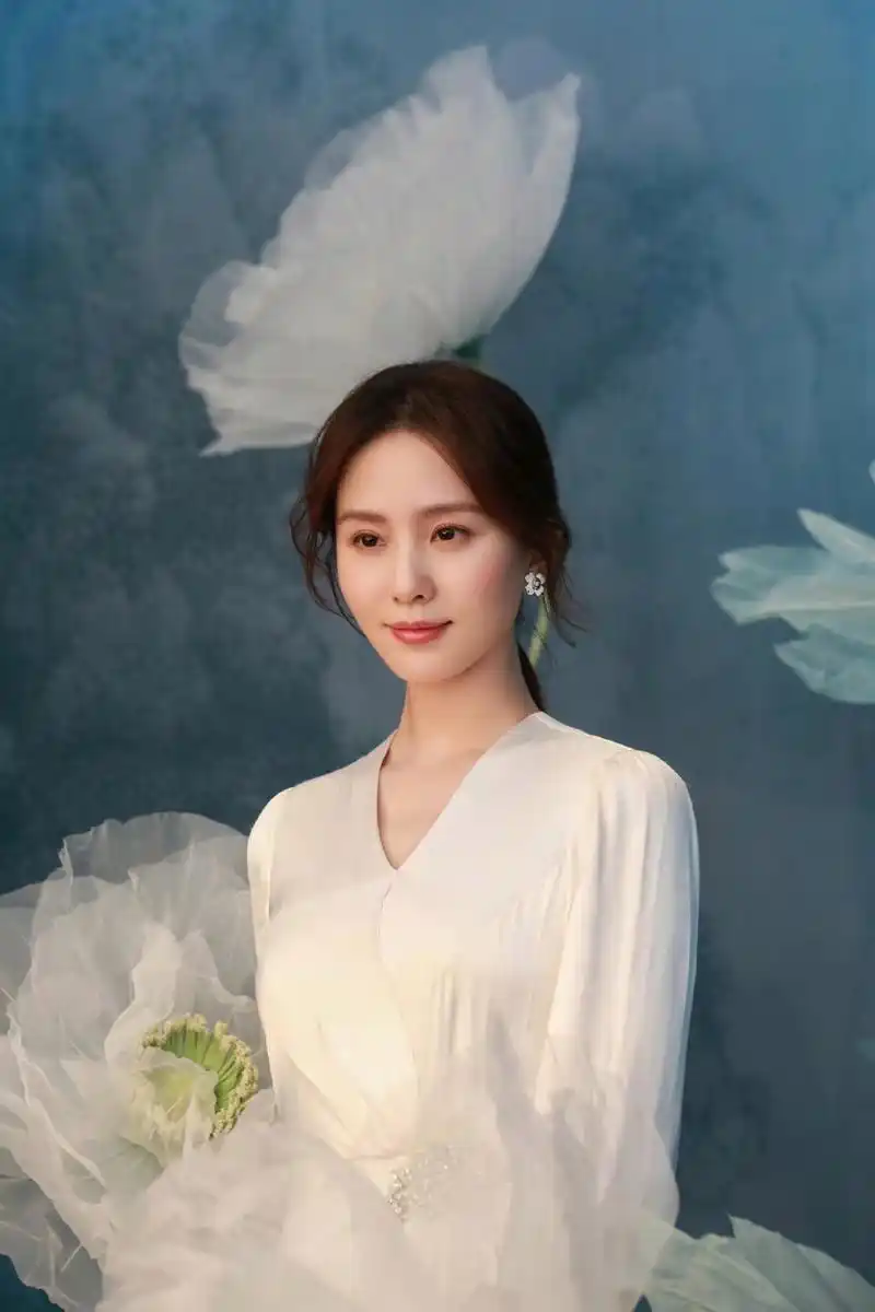 刘诗诗的白色裙装穿搭多了优雅.