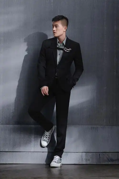 欧豪演绎迪奥二零二零春季男装 彰显率性自我