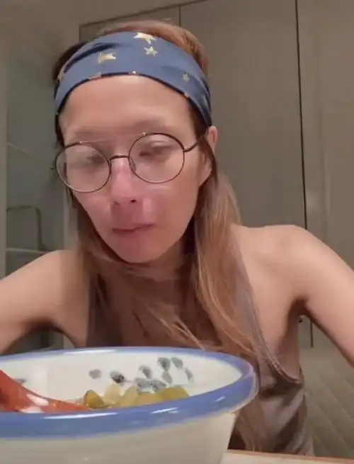 49岁郑秀文晒刮痧照,脖子手臂背部布满深红,被指瘦成纸片人