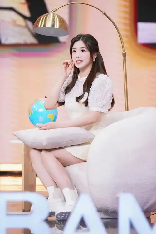 张含韵:阳光般甜美的青春女孩,活力四溢的时尚可爱魅力