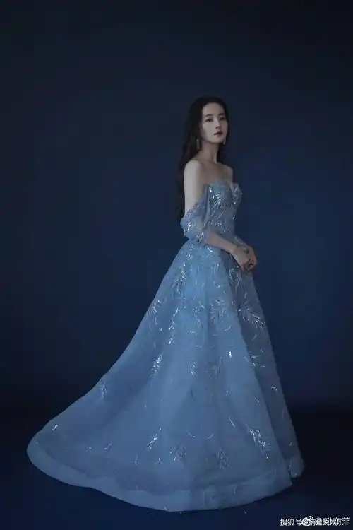 刘亦菲蓝色纱裙好惊艳真实上演在逃公主33岁仙女梦回18岁
