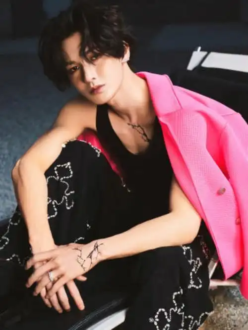 朱正廷粉色亮色西装造型#朱正廷最新粉色亮色西装造型写真plog有背后