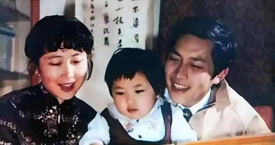 回顾唐国强女儿唐莉:生母除夕夜自杀让她报仇,她和继母亲如一家