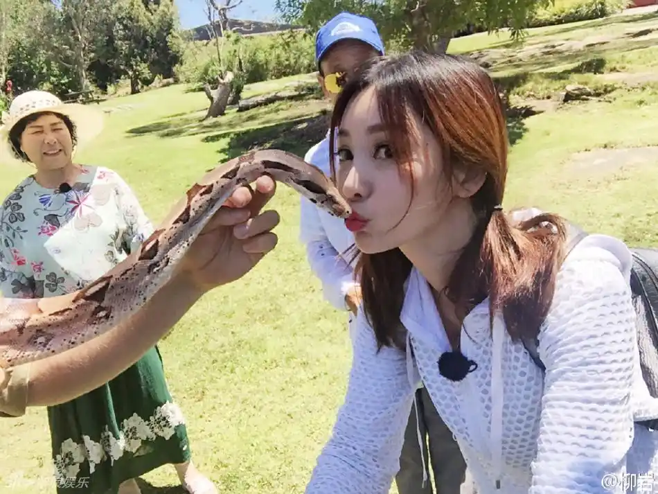 柳岩嘟嘴与蛇玩亲亲
