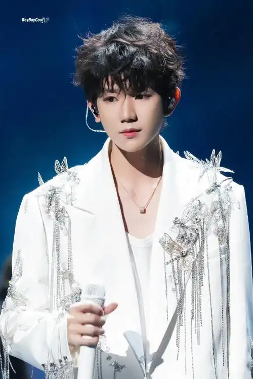 王源和师弟们打招呼