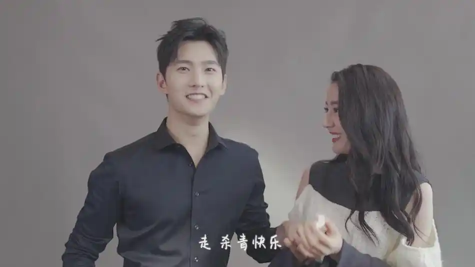 你是我的荣耀曝杀青照杨洋迪丽热巴同框互送礼物好甜