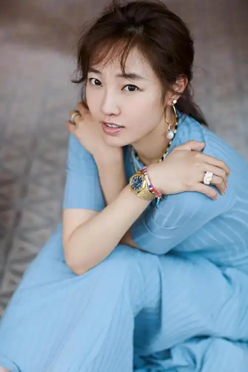 白百何现身妈阁是座城上海路演书迷会两套look随性文艺