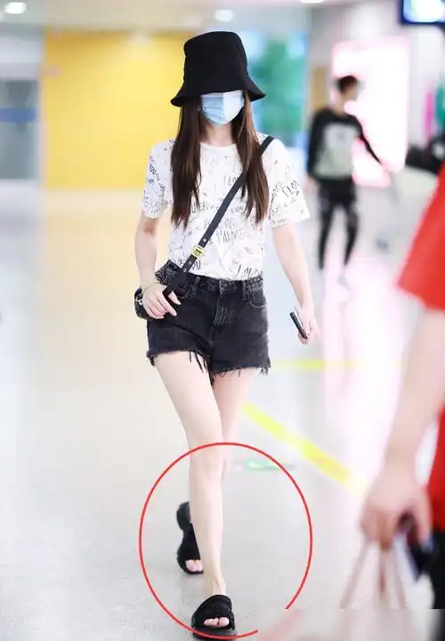 baby直接穿拖鞋现身!镜头拍到她的"三寸金莲",和李沁有的一拼