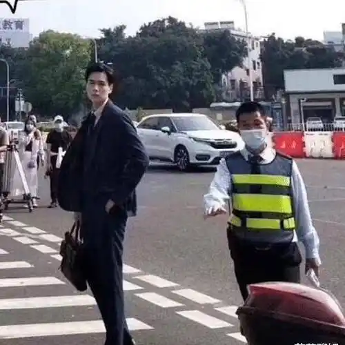 胡一天求婚女主,单膝下跪时身高成焦点,这真的是187的个子吗?