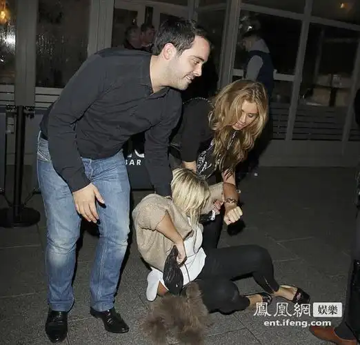 艳星醉酒后现身街头丑态百出形如烂泥组图