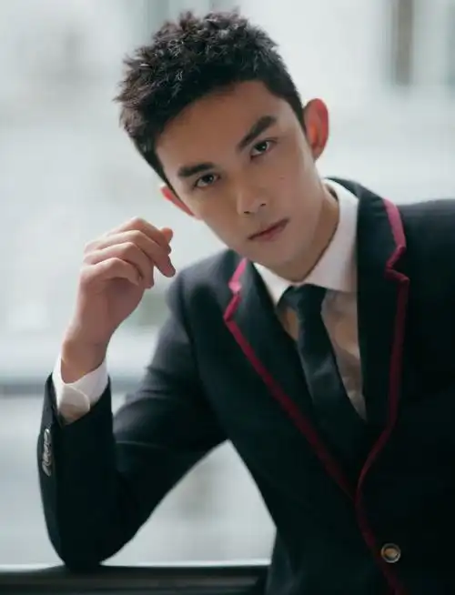 简介:吴磊公益活动帅气写真图片,分享一组吴磊图片给大家,图中的明星