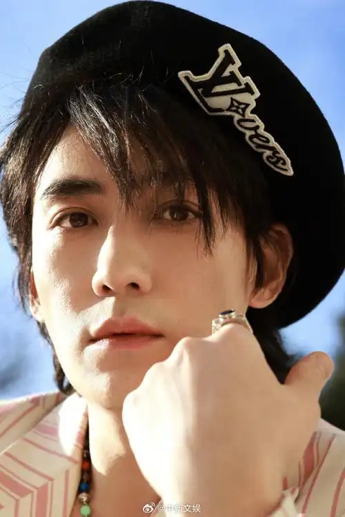 朱一龙巴黎看秀ootd