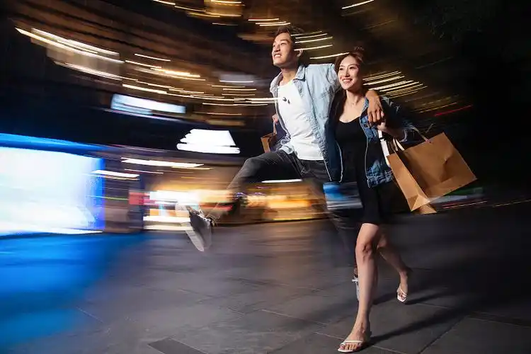 夜晚逛街的快乐情侣图片下载