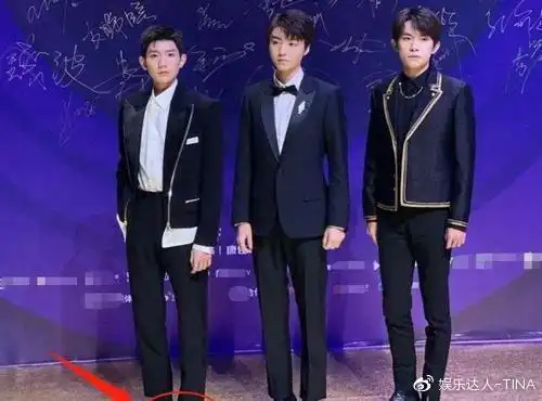 难怪王源不当演员当他跟陈小春同框时我推测出他的真实身高了