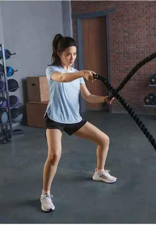 刘亦菲属于梨型身材穿运动套装暴露缺陷显得腿很粗