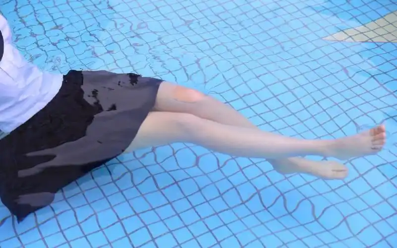 泳池美女性感学生制服湿身诱惑写真