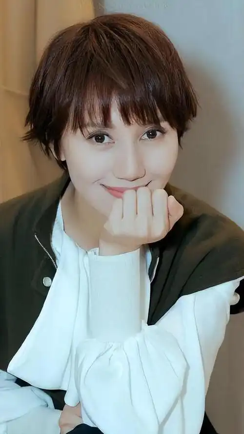 齐耳长度的短发是非常帅气飒爽的,但是它驾驭起来,要比波波头要更有