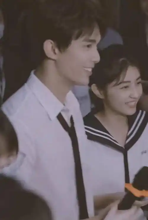 吴磊张子枫毕业照花絮公开,两人站在一起就cp感爆棚,初恋的感觉来了