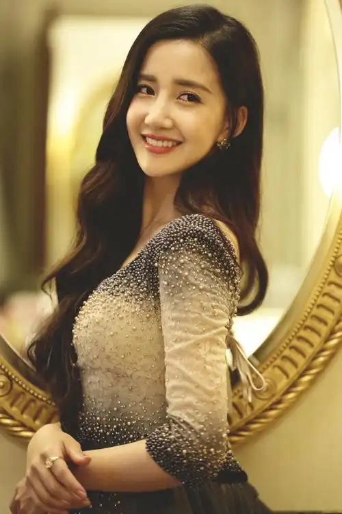 简介:陈欣予唯美迷人活动图片,分享一组陈欣予图片给大家,图中的明星