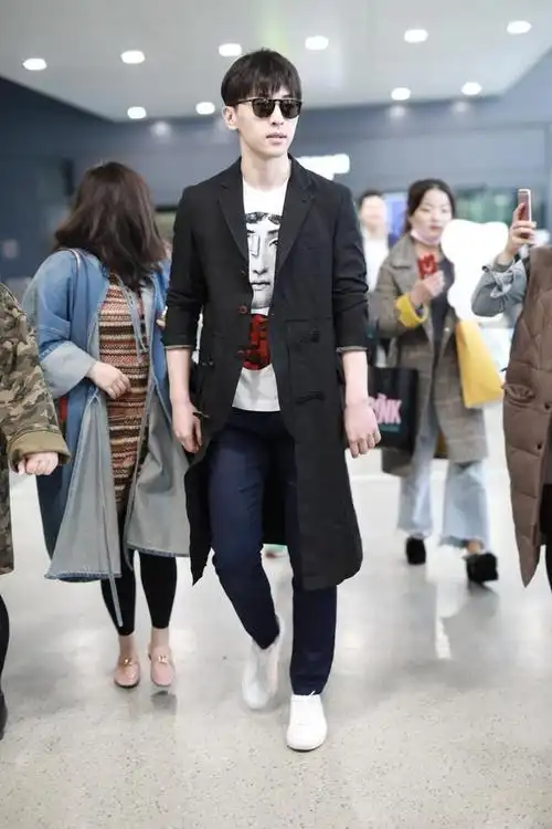 看看邓伦这大长腿,再看看这身高,邓伦真心是比身边的妹子们,高了不止