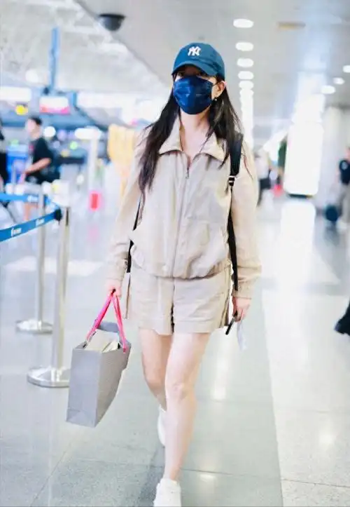 47岁赵薇现身机场,染蓝发一身名牌超5万,衣服全是褶子显邋遢|短裤