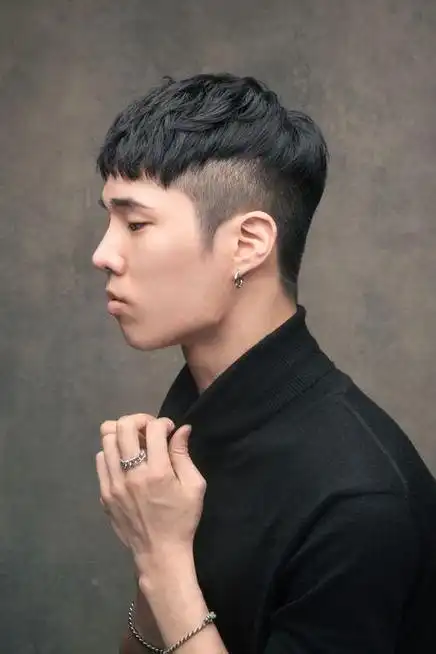 男士发型2020新款寸头,李易峰的寸头造型,帅气十足,拍时尚大片也很