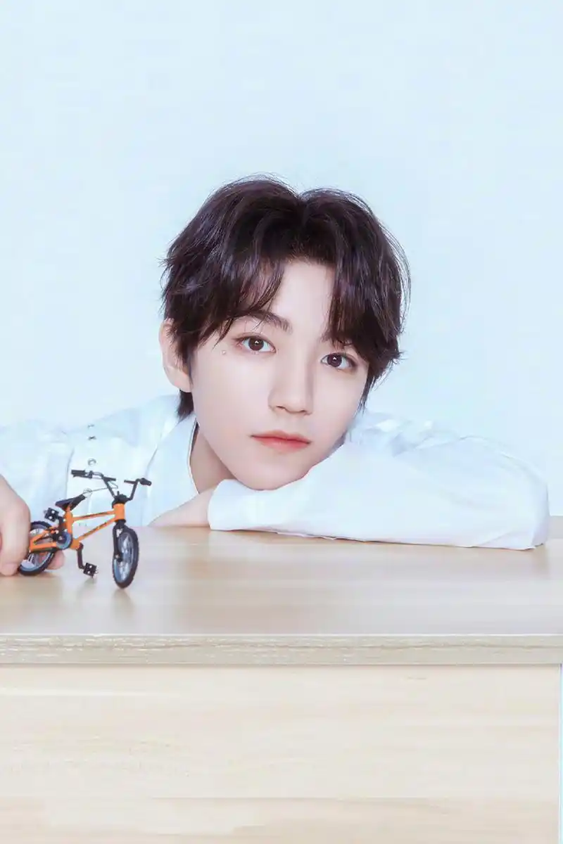 王俊凯古偶# 盘点王俊凯的那些宿命感照片,实在不要太迷人!