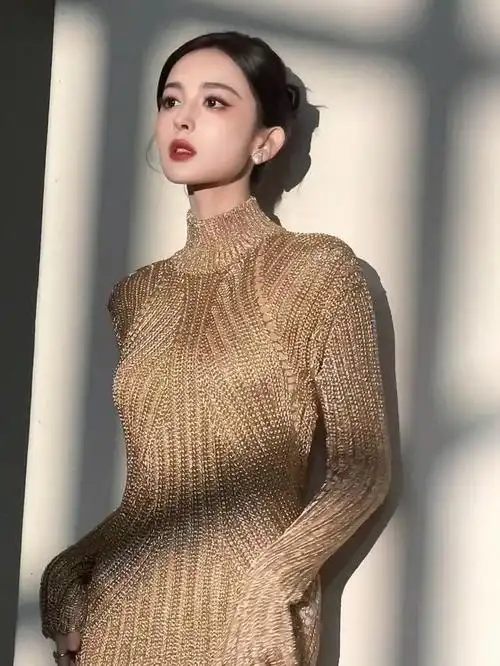 当然,最让人瞩目的还是古力娜扎那双修长笔直的双腿.