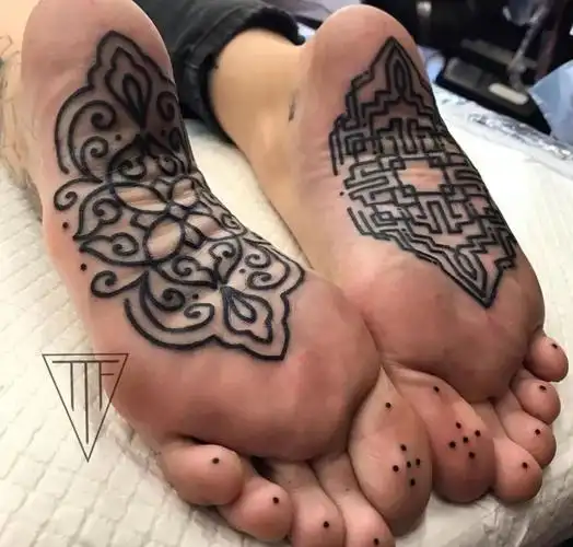 在脚底纹上美丽纹身的他们,只是不想所有人都可以把我踩在脚下.
