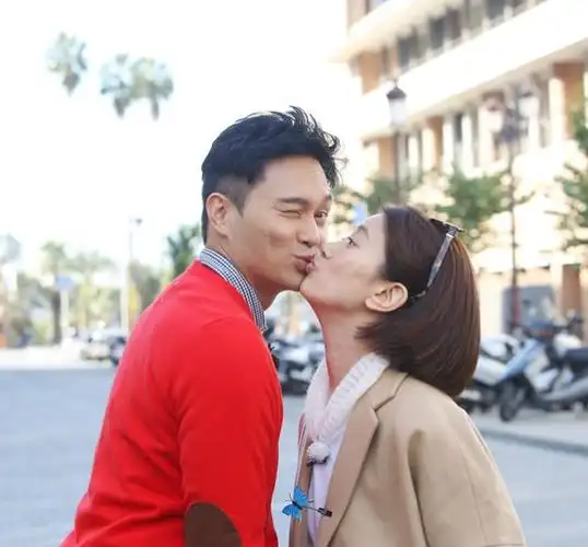 张智霖被獒犬送袁咏仪人偶调侃很恐怖靓靓追老公综艺犯花痴