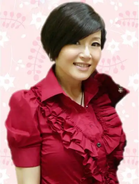 恬妞是香港老牌影星,生于戏剧之家,父亲朱少龙是知