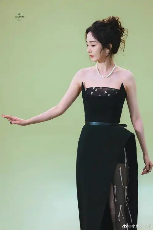 杨幂|盘发高开叉黑裙造型 我说幂姐鲨我!__财经头条