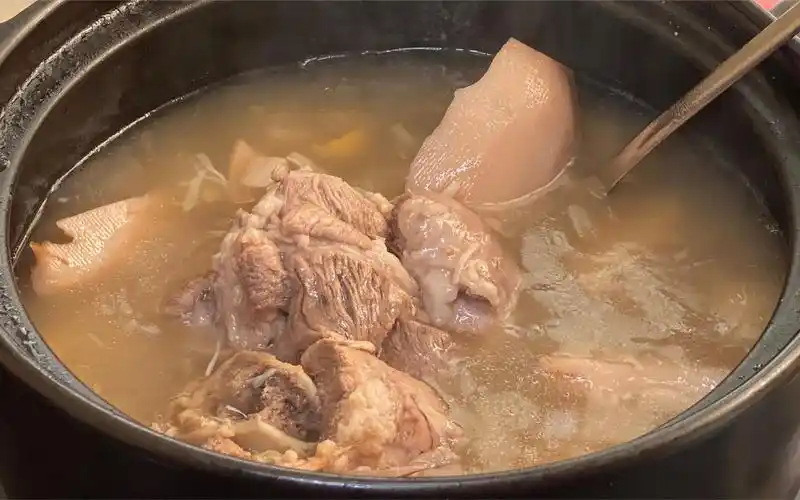 为什么骨头汤对脚扭伤有帮助?