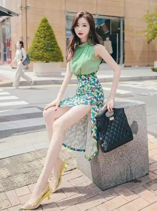 开叉半身裙,让你的小腿与大腿有着若隐若现的感觉