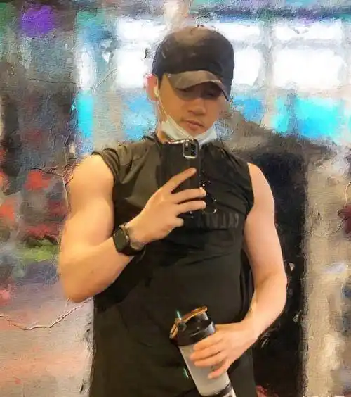 林心如穿皮裙出席发布会,手戴钻戒大秀美腿,老公霍建华在家带娃_女儿