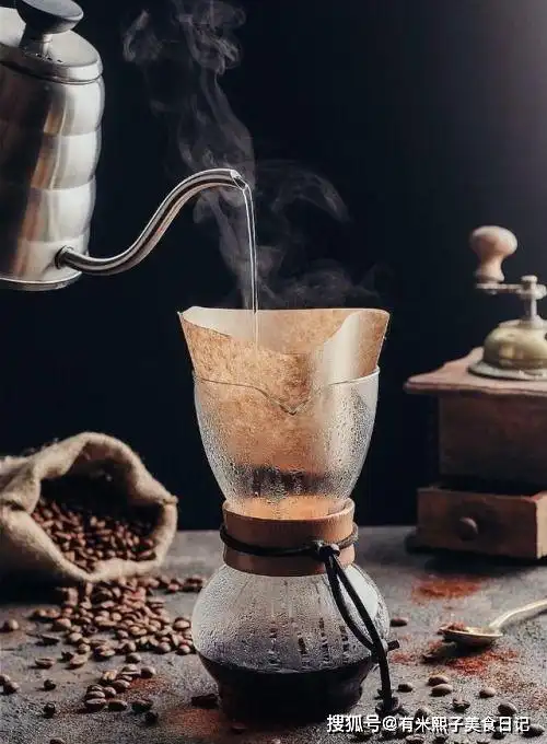 放好滤纸,滤杯和咖啡壶/杯之后,这个时候就可以预热滤纸及咖啡壶/杯.