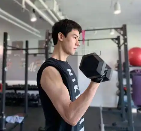 拍戏抱不起女主,肌肉也能造假,学学前辈吧_偶像_因为_时候