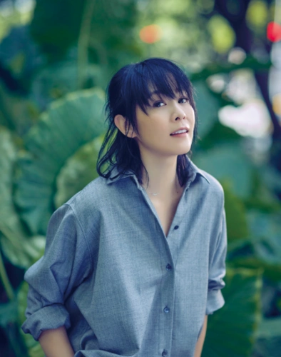 49岁刘若英现身乌镇,一袭白裙气质淡雅脱俗,面容越发温柔了!