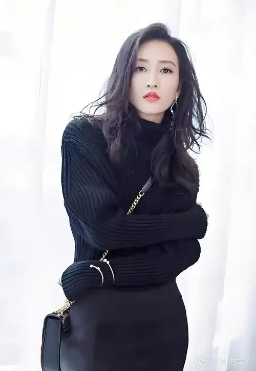 王鸥气质非凡尘, 温婉如玉似佳人. 举止间流露风韵, 一颦一笑皆传神.