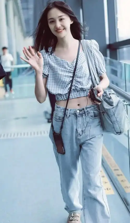 有一种瘦叫郑爽穿牛仔裤,xs码被她穿成"堆堆袜",有80斤?