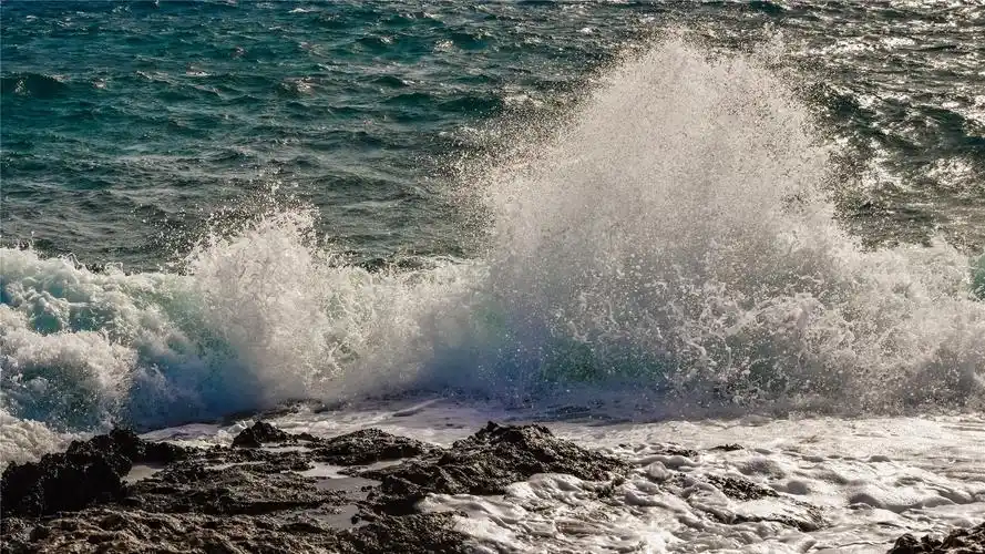 海边,海浪,浪花,唯美,自然风光,2k,风景海边卷起汹涌的浪花 壁纸图片