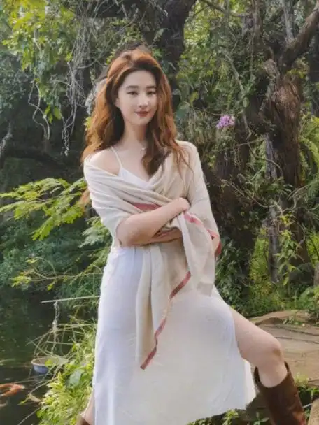 #刘亦菲白色吊带裙#