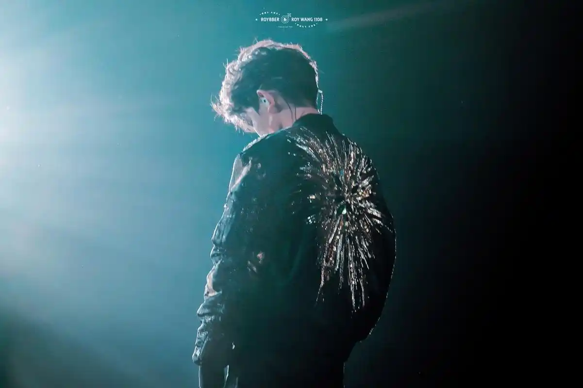 王源勇敢向前走,背影坚定未来无限可能