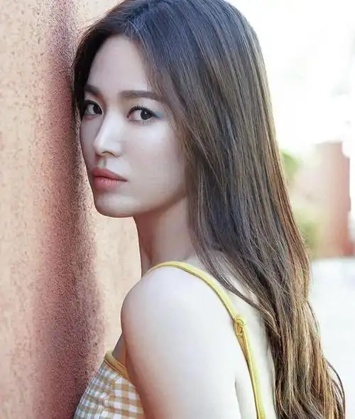 宋慧乔新代言风格大不同穿吊带格纹连衣裙又年轻了以为她18岁