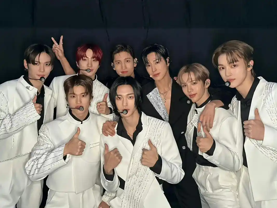 mama颁奖典礼 #郑允浩 #沈昌珉 #东方神起 后台合影 - 抖音