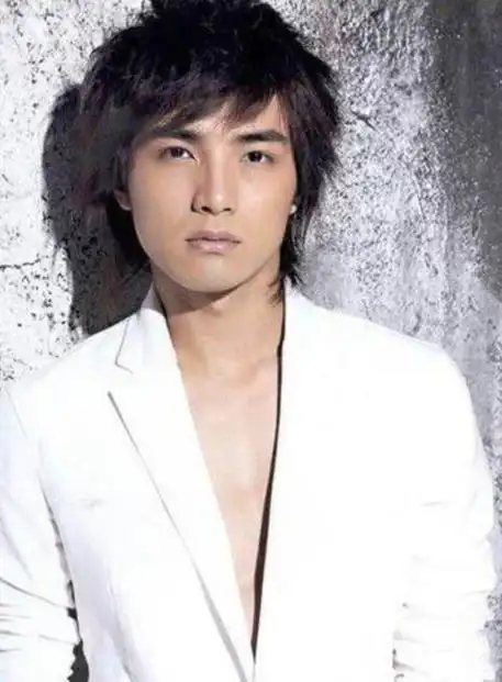 刚翻红就被告性骚扰?贺军翔:"好丈夫"人设塌房,过往争议不断