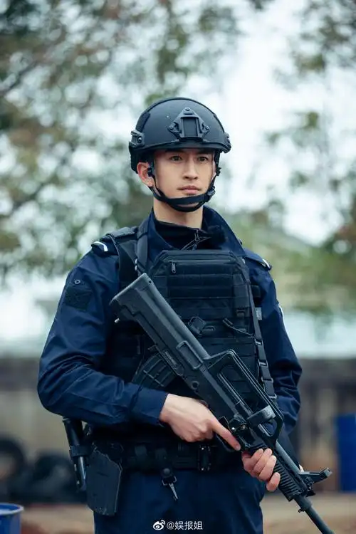 军旅文男主有脸了! 特警龙帅得属实有点犯规了__财经头条