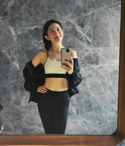 41岁谢娜穿运动内衣秀马甲线生完3娃腰围仅巴掌大